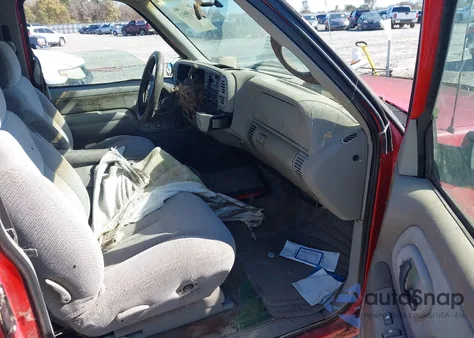 1998 Chevrolet C1500 Fleetside z USA, uszkodzony, nr VIN 1GCEC19R2WR119614